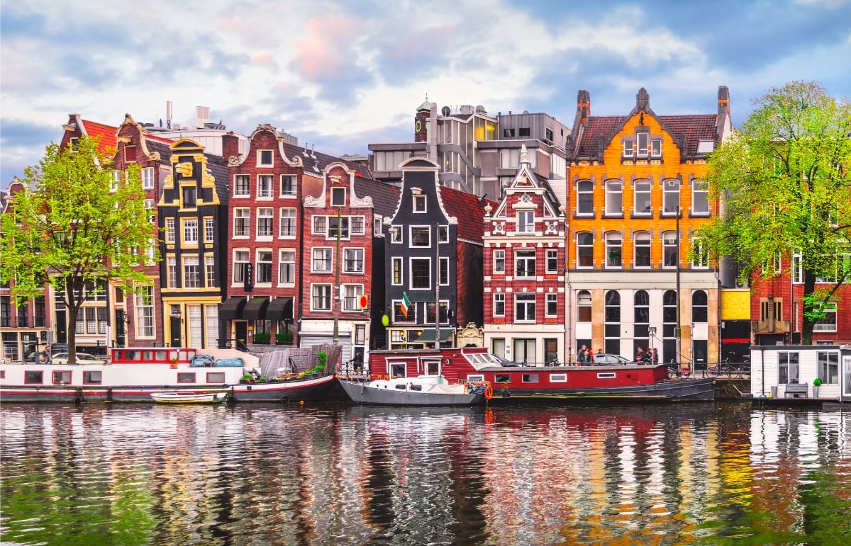 Featured image for article: 7 Captivating Leaning Houses of Amsterdam: Guide to Quirky Architectural Gems - Amsterdam Local Gems blog