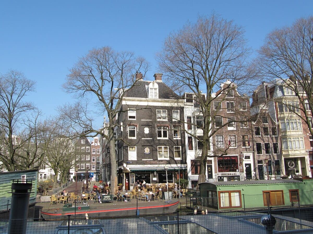 Morning light over a quiet Amsterdam canal