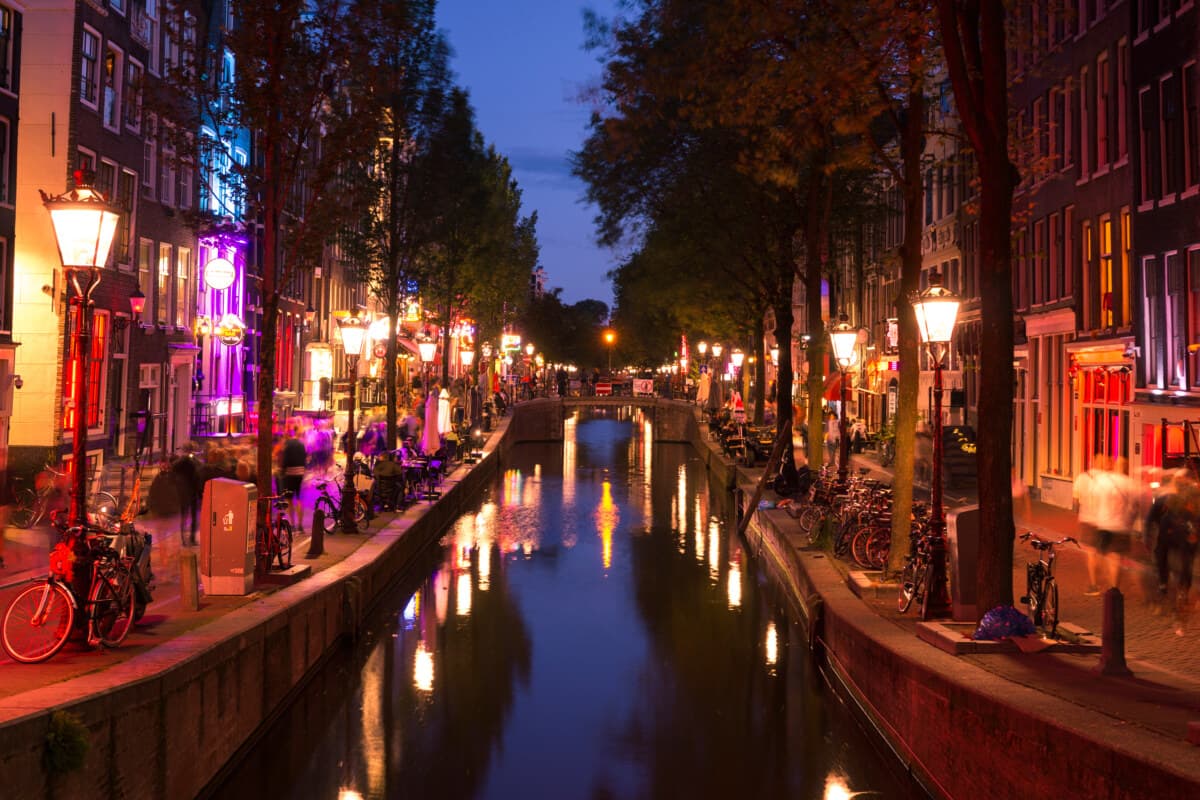 Amsterdam Street Dealers: The Red Light District Scam Explained