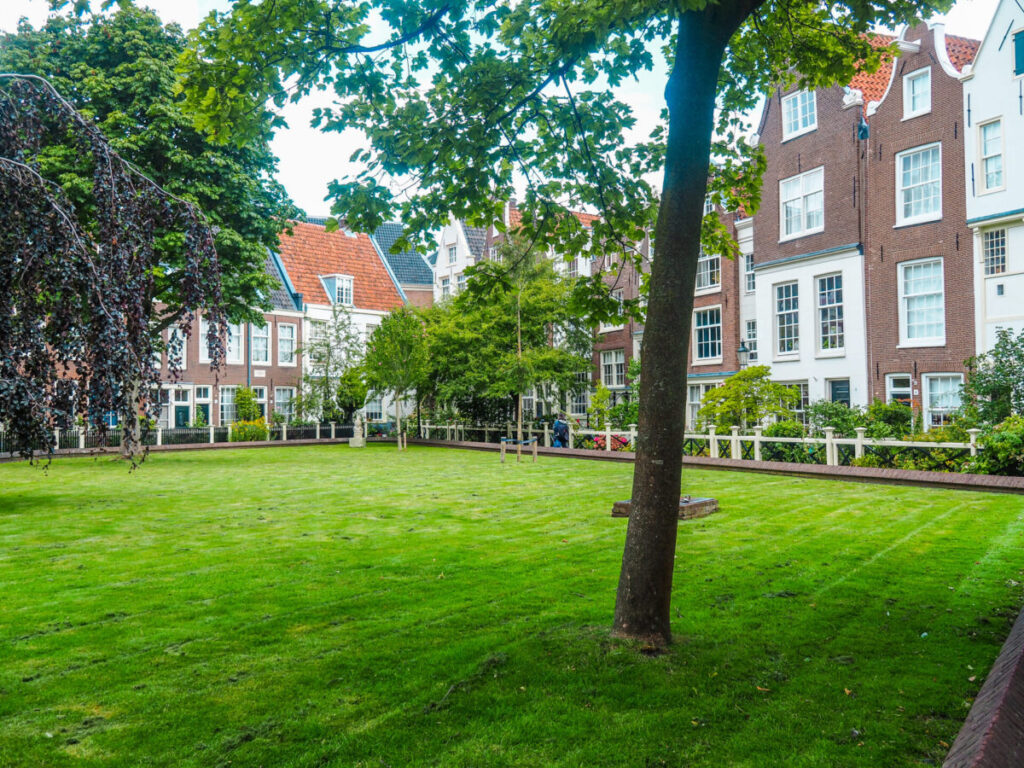 How to Find Hidden Hofjes in the Jordaan: Secret Courtyards & Local Tips 17 Beautiful architecture and peaceful atmosphere at Amsterdam Begijnhof