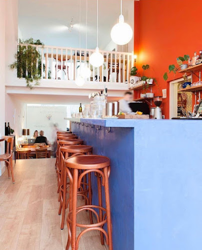 No Man’s Art Gallery & de bar: Where Emerging Art Meets Culinary Excellence