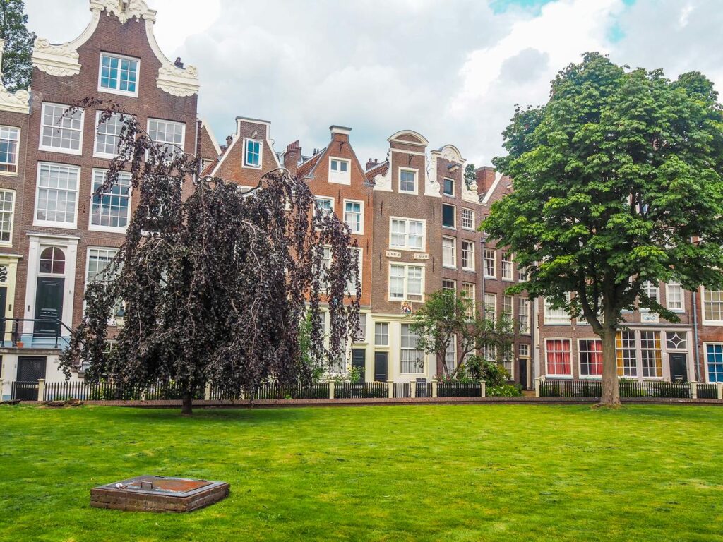 begijnhof amsterdam courtyard