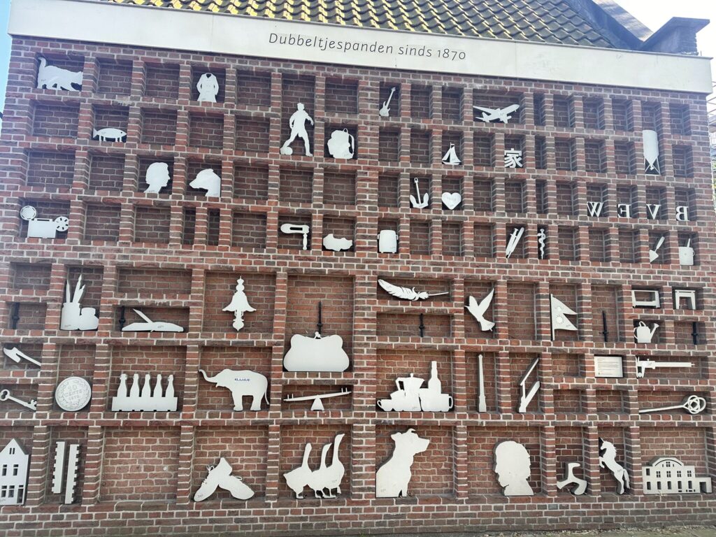 Dubbeltjespanden 6 The giant brick type case wall artwork Het Begon Met Een Dubbeltje at Dubbeltjespanden in Amsterdam Oost