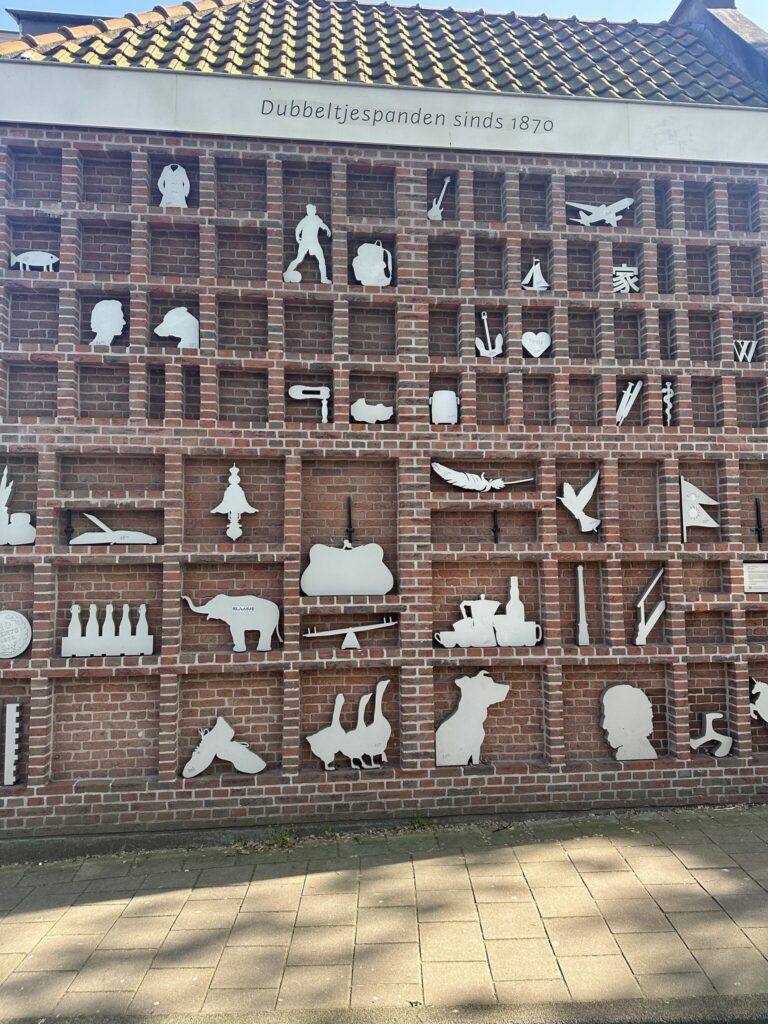 Dubbeltjespanden 8 Vertical view of the brick letterkast showing the letters BVEW and resident silhouettes at Dubbeltjespanden Amsterdam
