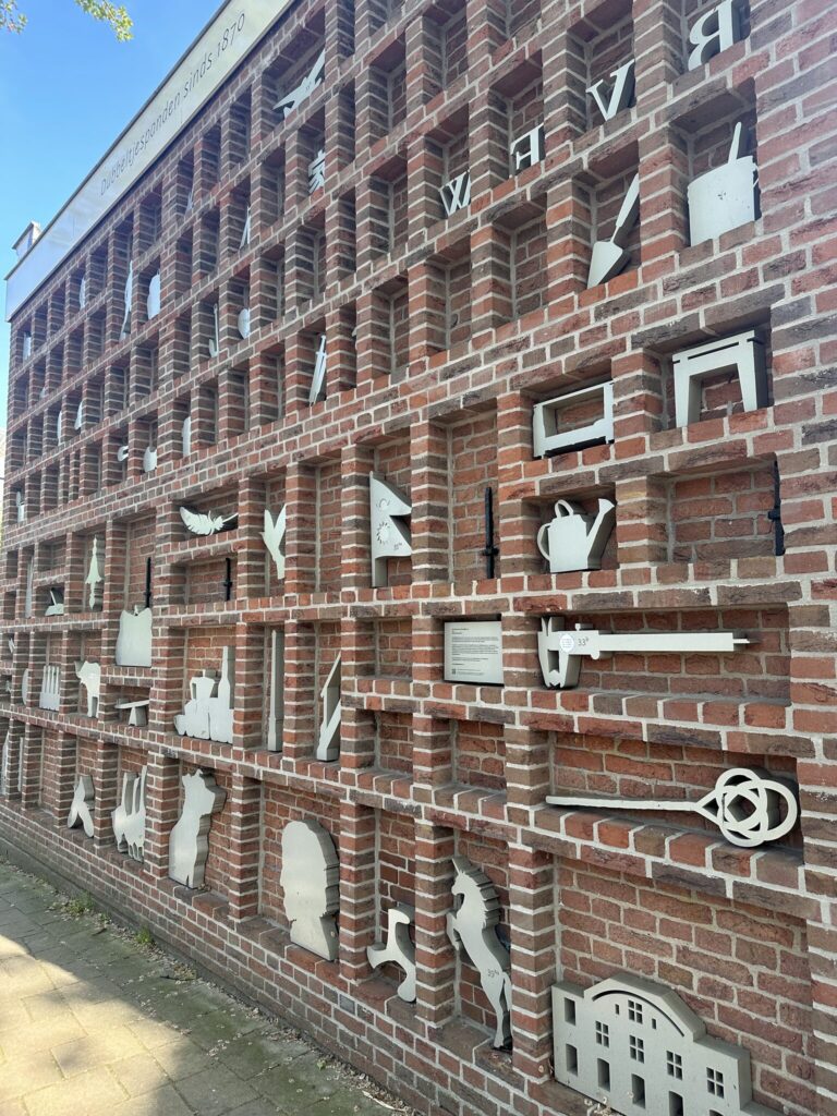 Dubbeltjespanden 9 Side view of the Dubbeltjespanden brick type case facade along the Mauritskade sidewalk in Amsterdam