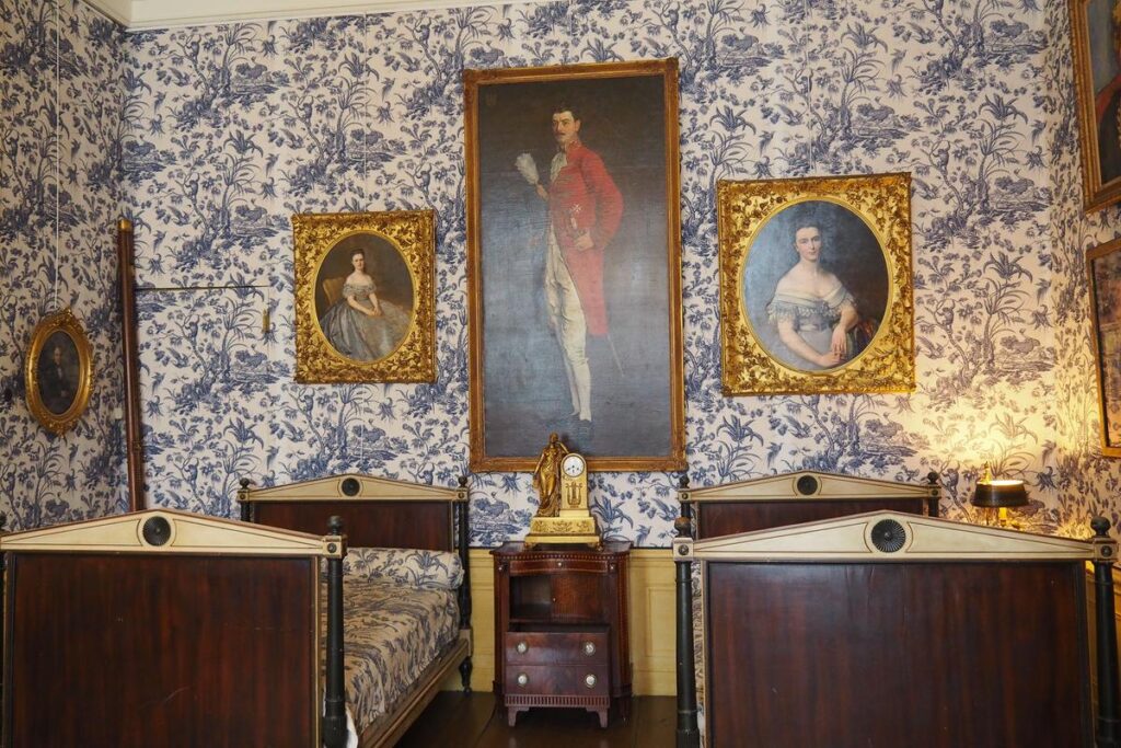Museum Van Loon 7 Elegance Preserved: 18th Century Style Bedroom in Museum van Loon, Amsterdam