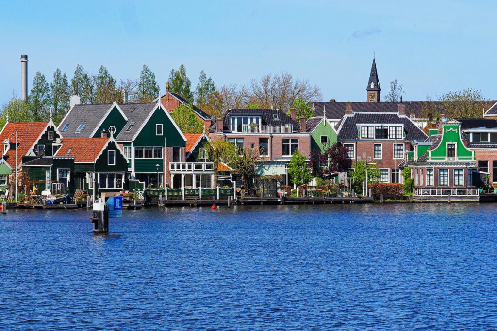 Kinderdijk vs Zaanse Schans Windmills: Which Dutch Icon Wins? 10 Historic houses at the Zaanse Schans by the river and the charm of the Netherlands
