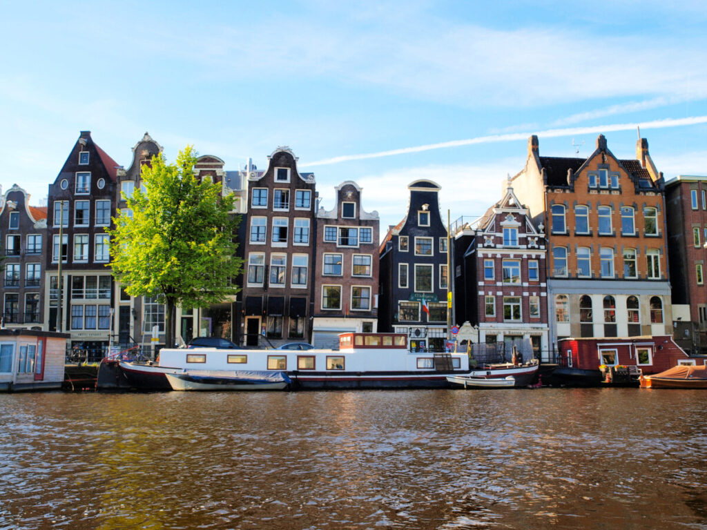 15 Iconic Amsterdam Canals: Explore the UNESCO World Heritage Waterways 25 Colorful houses, boats, and the canals of Amsterdam, Netherlands