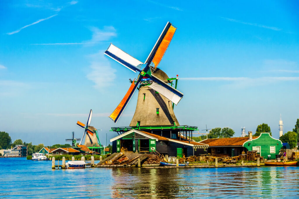 Kinderdijk vs Zaanse Schans Windmills: Which Dutch Icon Wins? 24 Historic Dutch windmills stand tall along the Zaan River in the picturesque village of Zaanse Schans, Netherlands.