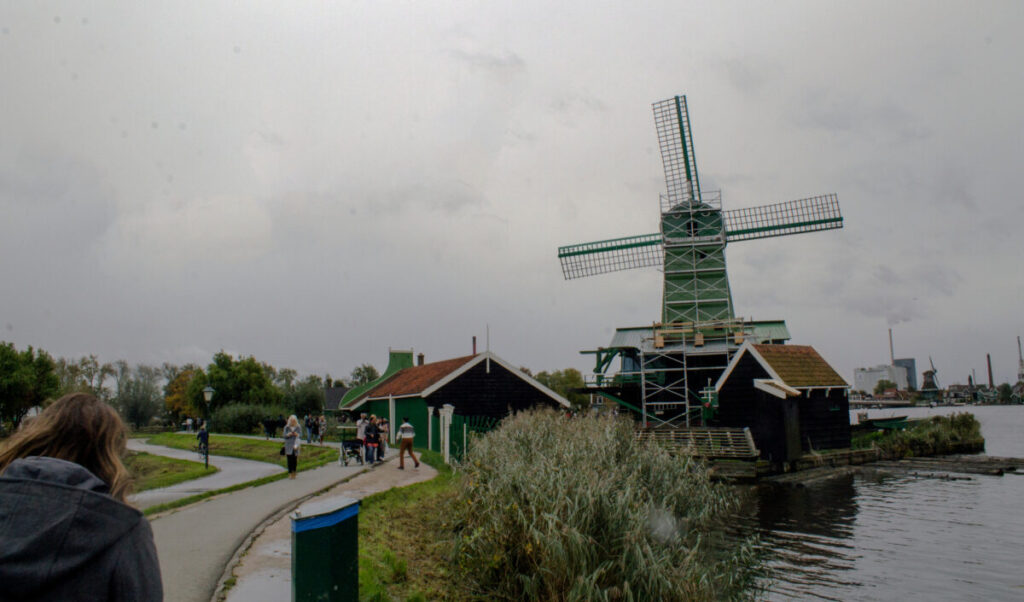 Kinderdijk vs Zaanse Schans Windmills: Which Dutch Icon Wins? 5 Scenic view of Zaanse Schans village featuring a traditional windmill near Amsterdam, Netherlands.